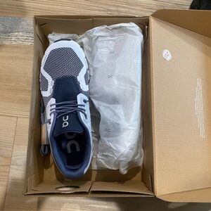 Brand new 5.5w on cloud running shoes